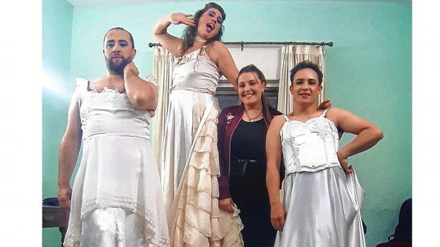 Dani Rudel junto al elenco de