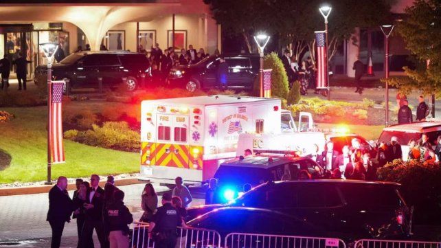 Asistentes abandonan el Hotel Washington Hilton tras el tiroteo durante la cena de corresponsales. El Servicio Secreto había bloqueado las puertas del salón y permitió retirarse a los presentes, pero no reingresar Asistentes abandonan el Hotel Washington Hilton tras el tiroteo durante la cena de corresponsales. El Servicio Secreto había bloqueado las puertas del salón y permitió retirarse a los presentes, pero no reingresar