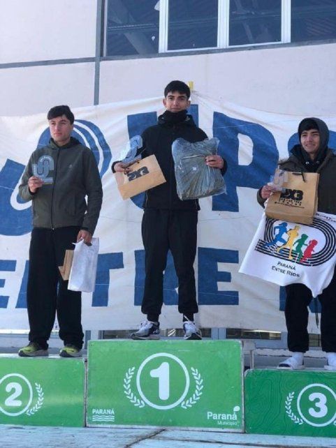 Gerónimo Corujo (en el medio) se quedó con la primera posición en la modalidad 5k. Gerónimo Corujo (en el medio) se quedó con la primera posición en la modalidad 5k.
