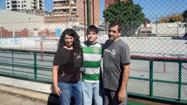 Bautista Escopeta junto a sus padres Roxana y Leandro. Detrás la pista de Recreativo, donde el joven aprendió a jugar al hockey sobre patines. Bautista Escopeta junto a sus padres Roxana y Leandro. Detrás la pista de Recreativo, donde el joven aprendió a jugar al hockey sobre patines.