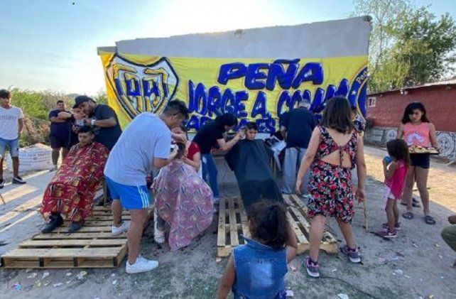 La Peña de Boca con su solidaridad en un barrio paranaense