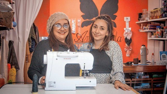 Las modistas no dan abasto cambiando cierres y hasta remendando sábanas, por los costos de lo nuevo. También los zapateros y los técnicos trabajan más hoy en día