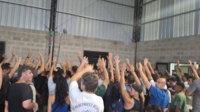 En medio de un clima tenso, trabajadores de Granja Tres Arroyos aceptaron la propuesta de la empresa En medio de un clima tenso, trabajadores de Granja Tres Arroyos aceptaron la propuesta de la empresa