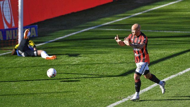 Junior Arias festeja el gol de penal que le da el triunfo parcial a Patronato.