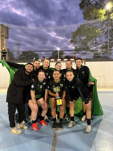 El DT y sus dirigidas, símbolos de un proceso que creció torneo a torneo en José Hernández, hasta alcanzar la gloria. El DT y sus dirigidas, símbolos de un proceso que creció torneo a torneo en José Hernández, hasta alcanzar la gloria.