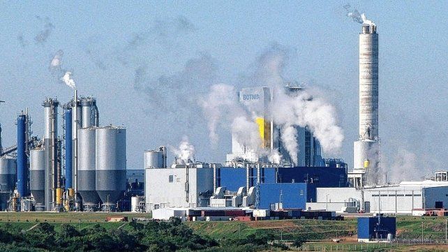 La irrisoria multa a UPM por el derrame de 6.000 litros de ácido sulfúrico en el Río Uruguay. La irrisoria multa a UPM por el derrame de 6.000 litros de ácido sulfúrico en el Río Uruguay.