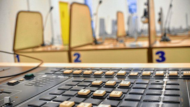 LABORATORIO. Para aprender los distintos sonidos del idioma, ritmo y entonación. 