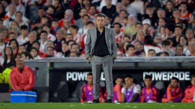 Marcelo Gallardo atento en el River versus Banfield por la Liga Profesional Marcelo Gallardo atento en el River versus Banfield por la Liga Profesional