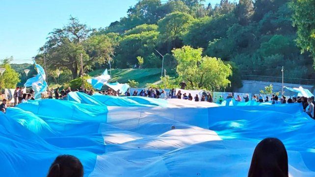 La comunidad educativa de la escuela primaria Nº192 “Las Malvinas” de Hernandarias se sumó a la travesía Remar Contracorriente por el Agua, la Vida y la Soberanía La comunidad educativa de la escuela primaria Nº192 “Las Malvinas” de Hernandarias se sumó a la travesía Remar Contracorriente por el Agua, la Vida y la Soberanía