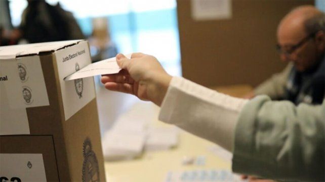 Iniciaron las elecciones para gobernador de Chubut, tras superarse obstáculos por mal clima