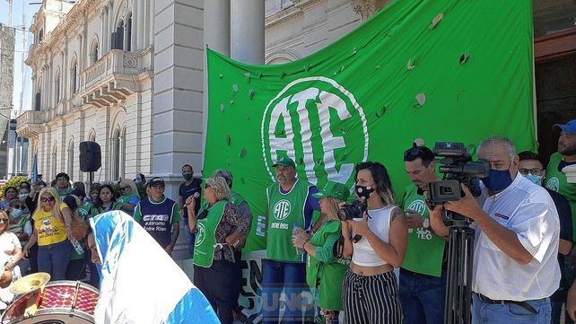 Durante el acto, Óscar Muntes anunció que fueron llamados a mesa de diálogo el próximo jueves 9 de diciembre. Durante el acto, Óscar Muntes anunció que fueron llamados a mesa de diálogo el próximo jueves 9 de diciembre.