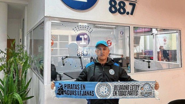 Rubén Vicente, con la indumentaria de Belgrano de Córdoba, en los estudios de La Red Paraná. Rubén Vicente, con la indumentaria de Belgrano de Córdoba, en los estudios de La Red Paraná. 