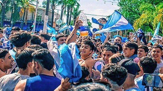 El hombre, que cumple prisión domiciliaria, fue a la plaza principal a festejar y cuando volvió a su casa se encontró con la Policía: su madre lo denunció