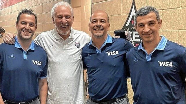 Los entrerrianos que nos representan en los Juegos Tokio Maxi Seigorman, el DT de Paraná, junto a Silvio Santander, Greg Popovich y Sergio Hernández.