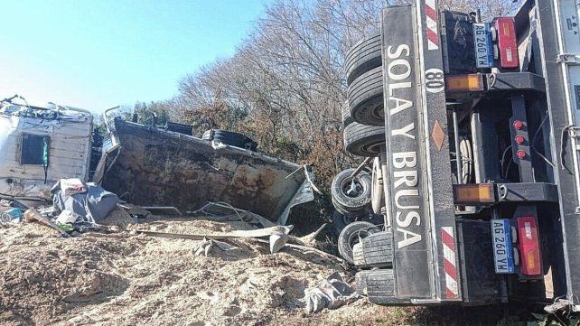 El camión volcó en la Ruta 12, en el ingreso al camino que conduce a la zona de Holt. El camión volcó en la Ruta 12, en el ingreso al camino que conduce a la zona de Holt.