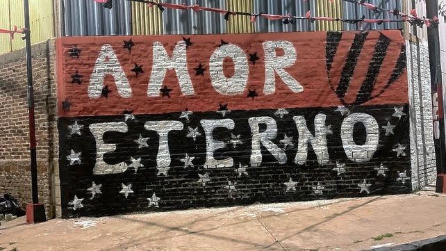 El mural creado sobre calle Marangunich, a escasas cuadras del estadio Grella