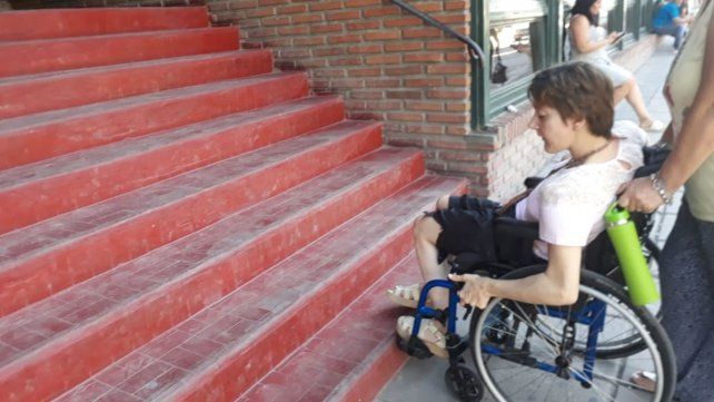 María Carla Zapletal registra, desde hace años, los inconvenientes que sufren las personas con discapacidad motriz en Paraná