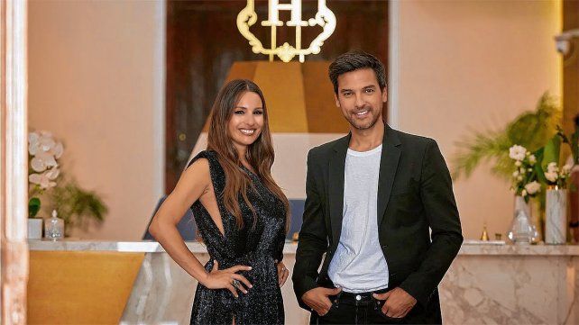Chino Leunis y Pampita Ardohain conducen el reality El Hotel de los Famosos del que participan reconocidas figuras. Se podrá ver desde hoy