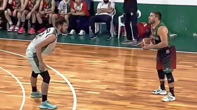 Unión de Crespo trabajó para salir victorioso ante Recreativo por 66-60. Unión de Crespo trabajó para salir victorioso ante Recreativo por 66-60.