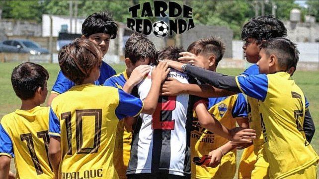 El niño Luca Güerci siendo consolado por sus rivales.