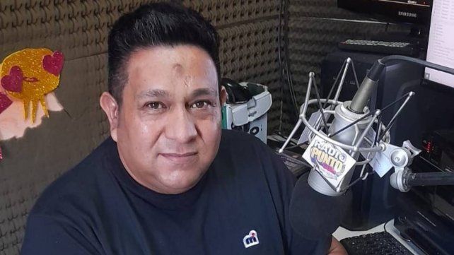 Ariel Bello recuerda su temprana afición por los medios de comunicación, especialmente la radio, y cómo, sorteando las dificultades sin desfallecer, concretó desarrollar una actividad a la cual se brinda plenamente. Ariel Bello recuerda su temprana afición por los medios de comunicación, especialmente la radio, y cómo, sorteando las dificultades sin desfallecer, concretó desarrollar una actividad a la cual se brinda plenamente.
