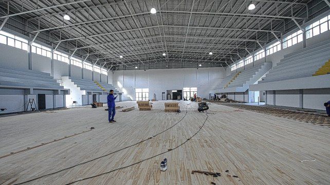 Colocan el piso deportivo en gimnasio de Concordia.