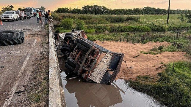 La cosechadora y el camión chocaron prácticamente de frente. La cosechadora y el camión chocaron prácticamente de frente.