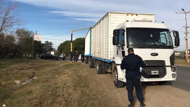 El camión se detuvo a los pocos metros del choque.