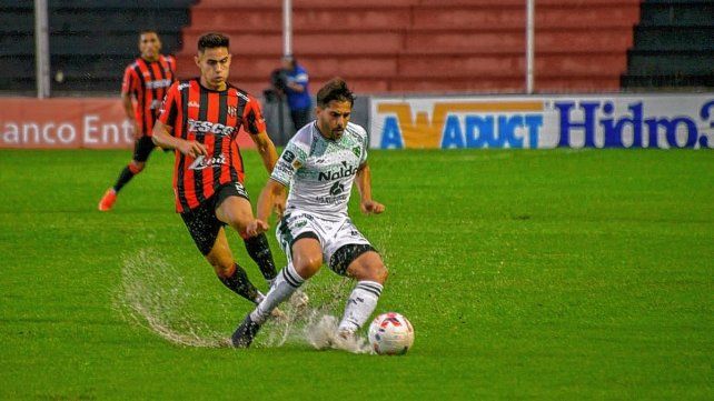 Pese a la lluvia, el campo de juego de Patronato aguantó bien.