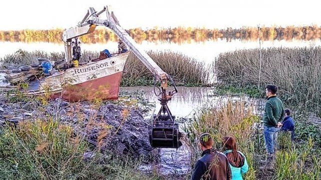 Investigación. Un equipo trabaja en terreno buscando pruebas sobre los vuelos de la muerte.