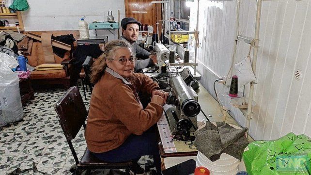 Sara le enseñó a su hijo a coser