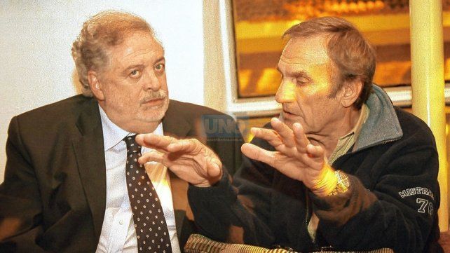 Carlos Reutemann durante una visita a UNO en 2004, acompañado de Ginés González García.