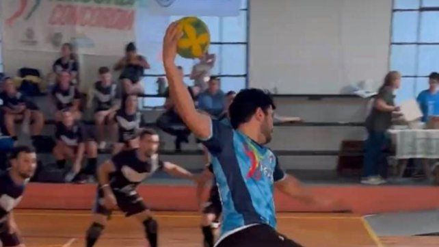 Pablo Pereyra, jugador de Ferro de Federal, el club anfitrión de la primera fecha. Pablo Pereyra, jugador de Ferro de Federal, el club anfitrión de la primera fecha.