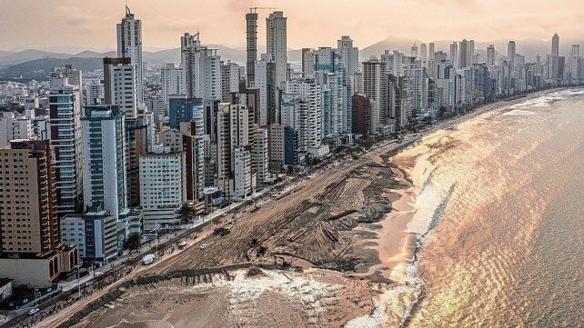 Una postal típica de Camboriú, donde están expandiendo la playa.