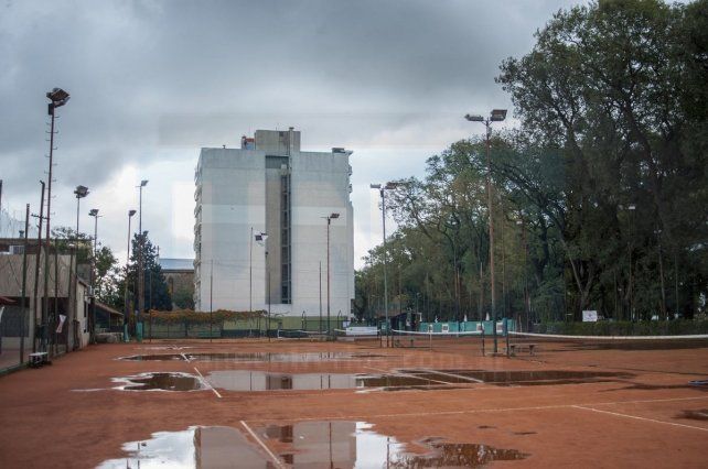 Las canchas de tenis del CAE con la bandera de la entidad y del Tenis Urquiza