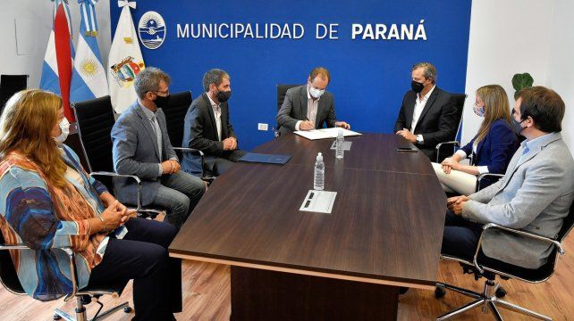 Bordet y Bahl firman el convenio en la Municipalidad de Paraná.