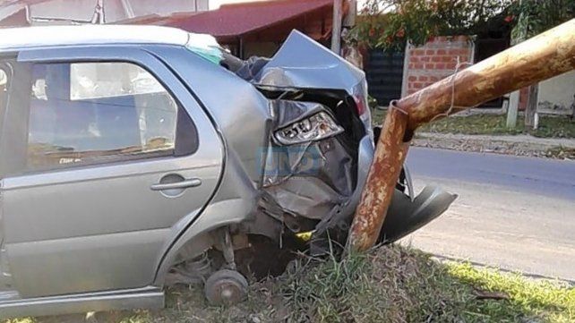 Paraná: remisero perdió el control del auto y terminó contra un poste de luz