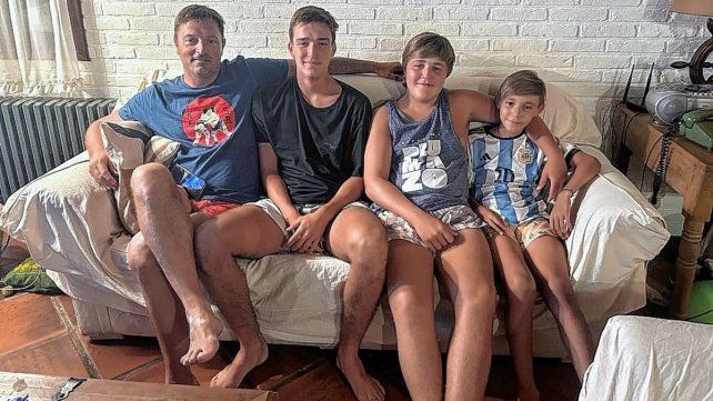 Pedro Raiteri junto a sus hijos José, Juan y Miguelito en Pinamar. El lunes arranca otro proceso al frente del CAE.