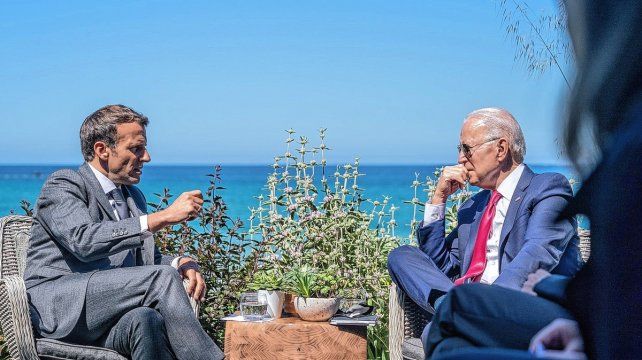 Los presidentes Macrón, de Francia, y Biden, de Estados Unidos, conversan durante el desarrollo de la reunión del G7.