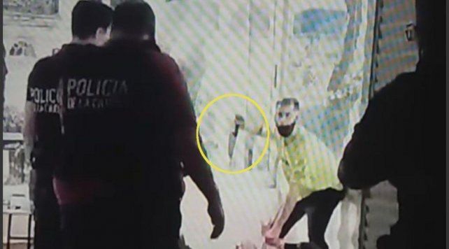 El momento en que amenazaba a las bailarinas con el cuchillo. 