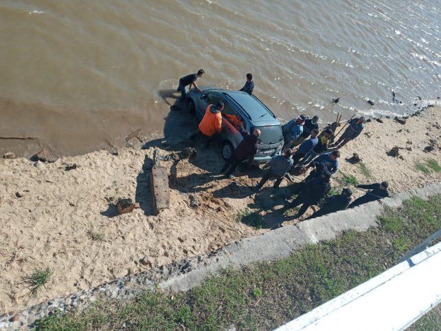 Paraná: se olvidó de poner freno de mano y el auto cayó al río