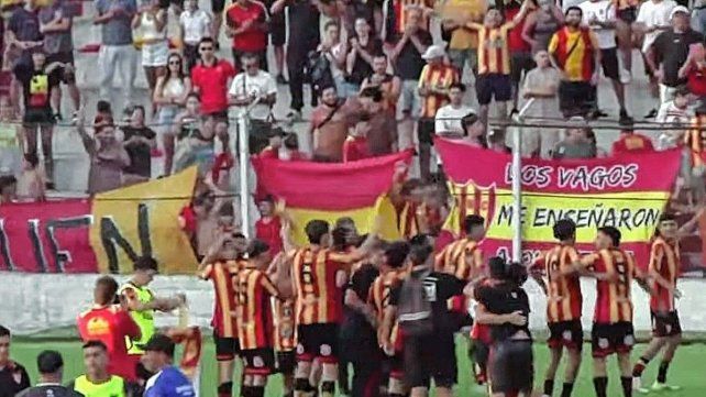 Los jugadores de Atlético Neuquen festejan el título en el Mutio. Los jugadores de Atlético Neuquen festejan el título en el Mutio.