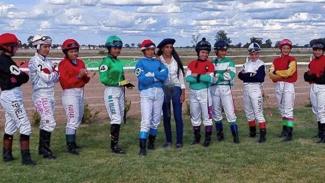 Jocketas. Las chicas corrieron una carrera de 800 metros en la pista de Dolores. Valdez usó chaqueta roja, verde y blanca.