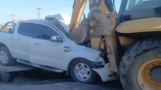 Un auto se chocó contra una retroexcavadora y camioneta en Acceso Norte dejó un herido de consideración Un auto se chocó contra una retroexcavadora y camioneta en Acceso Norte dejó un herido de consideración