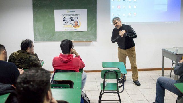 Ariel Abadi, actor y director de doblaje, dio una charla en Paraná. Ariel Abadi, actor y director de doblaje, dio una charla en Paraná.