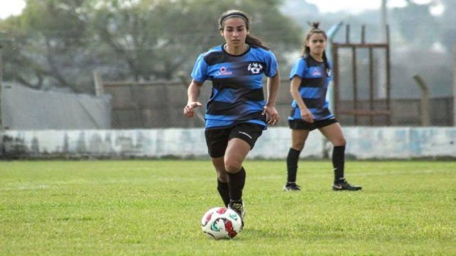 Mariana Alarcón empezó a jugar al fútbol con Las Vampiresas, el equipo que comanda el experimentado entrenador Juan Comas. Mariana Alarcón empezó a jugar al fútbol con Las Vampiresas, el equipo que comanda el experimentado entrenador Juan Comas.