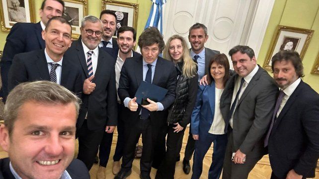 Los radicales que apoyaron el veto fueron Martín Arjol, Luis Picat, José Federico Tournier, Mariano Campero y Pablo Cervi. En la semana se reunieron con Milei. Los radicales que apoyaron el veto fueron Martín Arjol, Luis Picat, José Federico Tournier, Mariano Campero y Pablo Cervi. En la semana se reunieron con Milei.