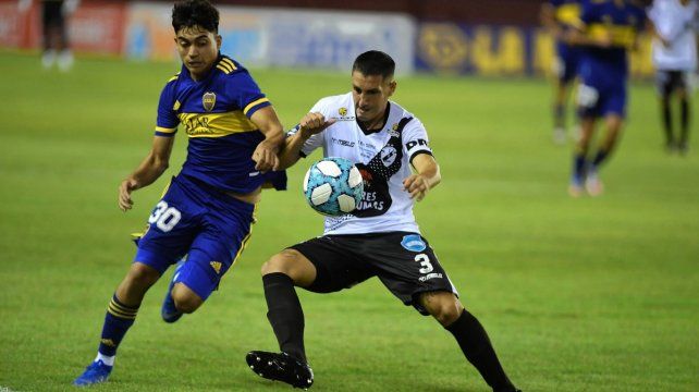 Boca se siente incómodo ante el juego del modesto Claypole