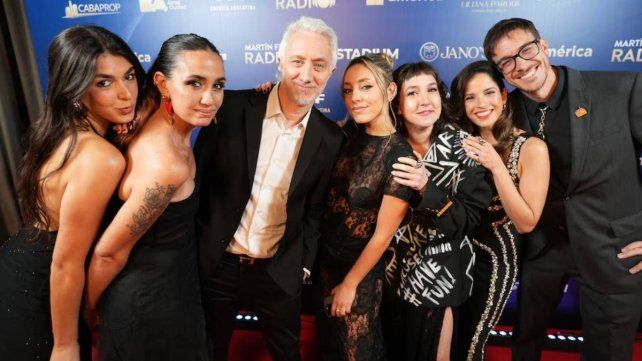 La ambientación del evento combinó tonos dorados, negros y azules, con detalles personalizados y estatuillas listas para la premiación La ambientación del evento combinó tonos dorados, negros y azules, con detalles personalizados y estatuillas listas para la premiación