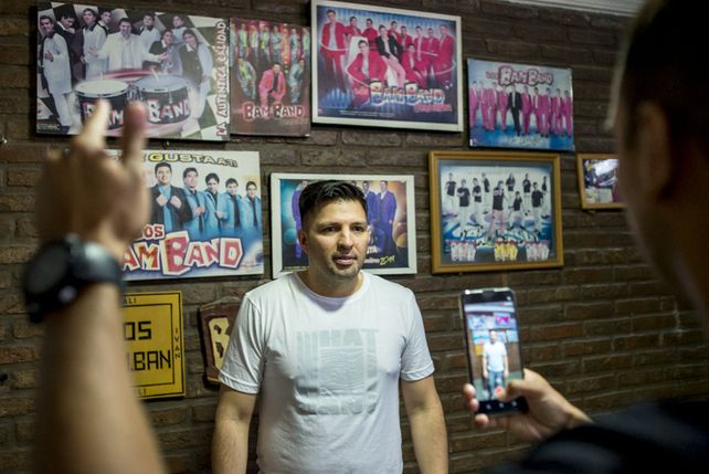 Claudio en su charla con UNO y grabando el video de la venta de la nota con